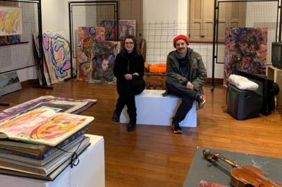 Vinícius Guerra e Cristine Tedesco na montagem da exposição Poeira das Memórias, no Museu do Imigrante em Bento.<!-- NICAID(14814440) -->