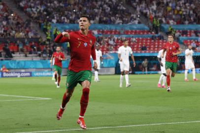 Portugals forward Cristiano Ronaldo celebrates after scoring a second penalty kick during the UEFA EURO 2020 Group F football match between Portugal and France at Puskas Arena in Budapest on June 23, 2021. (Photo by BERNADETT SZABO / POOL / AFP)Editoria: SPOLocal: BudapestIndexador: BERNADETT SZABOSecao: soccerFonte: POOLFotógrafo: STR<!-- NICAID(14816384) -->