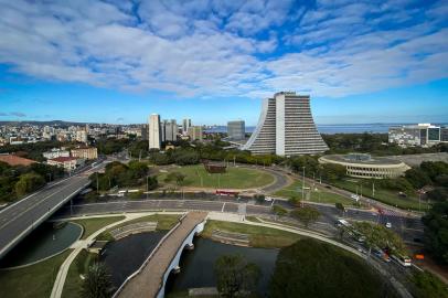 PORTO ALEGRE, RS, BRASIL, 17-06-2021: Centro Administrativo Fernando Ferrari e Largo Açorianos. Especial sobre arquitetura de Porto Alegre. (Foto: Mateus Bruxel / Agencia RBS)Local: Porto Alegre<!-- NICAID(14811567) -->