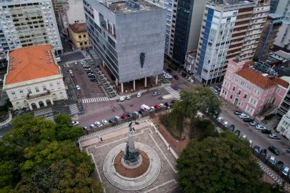 PORTO ALEGRE, RS, BRASIL, 18-06-2021: Teatro Sao Pedro, Palacio da Justica e Memorial do MP. Especial sobre arquitetura de Porto Alegre. Entorno da Praca da Matriz, na regiao central, tem predios de tres seculos diferentes. (Foto: Mateus Bruxel / Agencia RBS)Local: Porto Alegre<!-- NICAID(14812815) -->