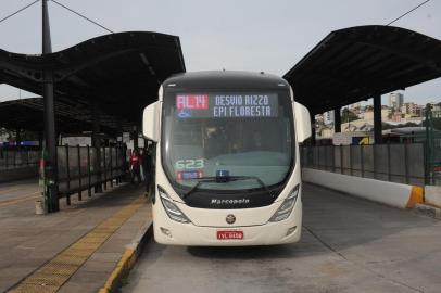 CAXIAS DO SUL, RS, BRASIL (23/06/2021)Vamos mostrar que um simples problema está sendo resolvido de maneira simples no transporte coletivo caxiense: a informação do itinerário dos ônibus agora aparecem no painel em alta definição e multicolorido na frente do veículo, todas as informações juntas. Antes, era separado. No sistema atual, há necessidade de ficar trocando as mensagens, em função de apresentar sempre uma por vez, o que vem sendo mudado com esse novo sistema. No lateral a vantagem é ainda maior, podem apresentar 4, 5, 6 destinos ao mesmo tempo melhor resolução, 5 vezes mais que o atual usado. (Antonio Valiente/Agência RBS)<!-- NICAID(14816070) -->