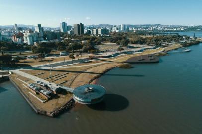 PORTO ALEGRE, RS, BRASIL,  01/06/2021- Andamento dos quase 12 quilômetros de obras na Orla do Guaíba que vão desde a região das docas do Cais Mauá, atrás da rodoviária, até o iate clube Guaíba, na Diário de Notícias. Foto: Lauro Alves / Agencia RBS<!-- NICAID(14797521) -->