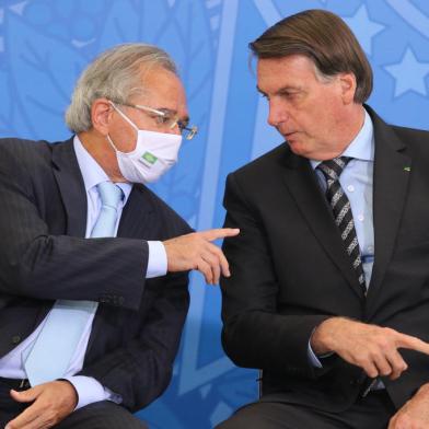 O ministro da Economia, Paulo Guedes e o  presidente da RepÃºblica, Jair Bolsonaro, durante o lanÃ§amento dos programas CODEX e SUPER.BR e do 8Âº RevogaÃ§o no PalÃ¡cio do Planalto.O ministro da Economia, Paulo Guedes e o  presidente da RepÃºblica, Jair Bolsonaro, durante o lanÃ§amento dos programas CODEX e SUPER.BR e do 8Âº RevogaÃ§o no PalÃ¡cio do Planalto.Foto: Fábio Rodrigues Pozzebom/Agência BrasilLocal: BrasÃ­liaIndexador: FÃ¡bio Rodrigues Pozzebom/AgÃªncFonte: AgÃªncia Brasil/Empresa Brasil dFotógrafo: Reporter Fotografico<!-- NICAID(14808858) -->