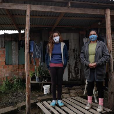 Porto Alegre, RS, Brasil - 18/06/2021 - Pessoas que não tem acesso à internet. Na foto: Esquerda (de máscara branca): Cristiane Anelise Bilhalva Baptista - 42 anos, dona de casa. Direita: (de máscara do grêmio) Clauer Anaisa Bilhalva Baptista, 46 anos, profissional de limpeza. (Foto: Anselmo Cunha/Agência RBS)<!-- NICAID(14813117) -->