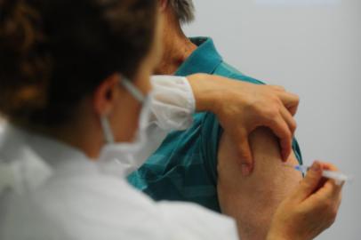 CAXIAS DO SUL, RS, BRASIL, 13/02/2021. Sete UBSs estarão abertas neste sábado para aplicação da primeira dose da vacina contra a covid-19 em idosos com 80 anos ou mais. Na foto, UBS Cruzeiro. (Porthus Junior/Agência RBS)<!-- NICAID(14714031) -->