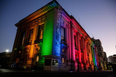 PORTO ALEGRE, RS, BRASIL - 28.06.2021 - Piratini iluminado com as cores da bandeira LGBTI para celebrar o Dia do Orgulho LGBTI. (Foto: Marco Favero/Agencia RBS)<!-- NICAID(14820308) -->