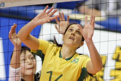 VOLLEY-WORLD-BRAZIL-JAPANBrazilan captain Fernanda Venturini (R, #14) tosses the ball while Japanese defender Sachiko Sugiyama (L, rear) looks on during the World Cup womens volleyball tournament at the Namihaya Dome, Kadoma, Osaka Prefecture, 13 November 2003. Brazil beat Japan 3-0 (25-21, 25-21, 25-23).    AFP PHOTO / Kazuhiro NOGI (Photo by KAZUHIRO NOGI / AFP)Editoria: SPOLocal: KADOMAIndexador: KAZUHIRO NOGISecao: volleyballFonte: AFP<!-- NICAID(14820450) -->