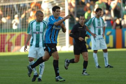 *** Juventude x Grêmio - Porthus 3 ***Juventude x Grêmio, partida válida pelo Campeonato Brasileiro, Brasileirão, e realizada no Estádio Alfredo Jaconi. Na foto, Diego Souza (c) comemorando o segundo gol do Grêmio, observado por Renan (E) e Danilo (D)<!-- NICAID(1153229) -->