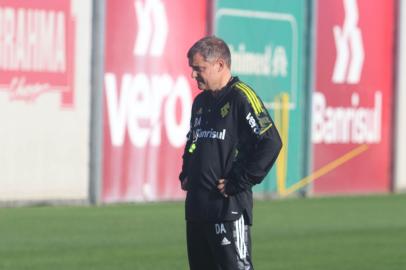 Treino do Inter na tarde desta sexta-feira (25/6) no CT Parque Gigante. Na foto, o técnico Diego Aguirre.<!-- NICAID(14818626) -->