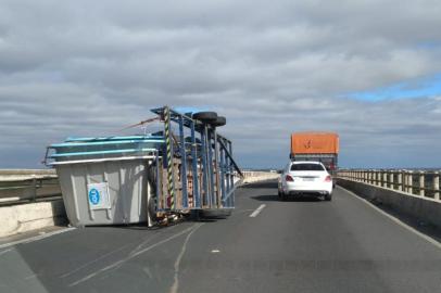 Um acidente inusitado chamou atenção no final da manhã desta terça-feira (29) na BR-290, no trecho entre Porto Alegre e Eldorado do Sul. O reboque de um carro transportava uma carga de piscinas e tombou na pista.A ocorrência foi pouco depois das 11h no km 103 da estrada, sobre a ponte do Rio Jacuí. <!-- NICAID(14820838) -->