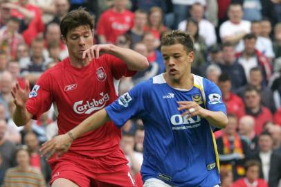 -Portsmouths Andres DAlessandro holds the ball away from Aabi Alonso of Liverpool at Portsmouth during their English Premiership match 07 May 2005,  AFP PHOTO /MARTYN HAYHOW No telcos,website uses subject to subscription of a licence with FAPL on <www.faplweb.com> (Photo by MARTYN HAYHOW / AFP)Editoria: SPOLocal: PortsmouthIndexador: MARTYN HAYHOWSecao: soccerFonte: AFP<!-- NICAID(14821168) -->