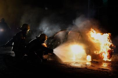 PORTO ALEGRE, RS, BRASIL - 29.06.2021 - Bombeiros atendem ocorrência de veículo em chamas na rua Olavo Bilac, em Porto Alegre. Ainda não se sabe como o fogo teve início. O carro é um gol com placas de Capão da Canoa. (Foto: Anselmo Cunha/Agencia RBS)<!-- NICAID(14821371) -->