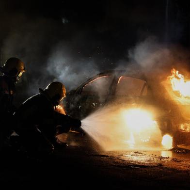 PORTO ALEGRE, RS, BRASIL - 29.06.2021 - Bombeiros atendem ocorrência de veículo em chamas na rua Olavo Bilac, em Porto Alegre. Ainda não se sabe como o fogo teve início. O carro é um gol com placas de Capão da Canoa. (Foto: Anselmo Cunha/Agencia RBS)<!-- NICAID(14821371) -->