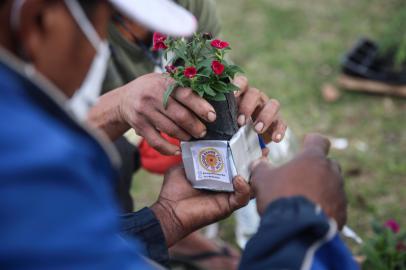 PORTO ALEGRE, RS, BRASIL - 2021.06.23 - A ação do projeto deixa, em sinaleiras de Porto Alegre, caixinhas com plantas e flores para os moradores de rua  venderem e terem uma renda. Na foto: Lorenzo Devera, idealizador. (Foto: ANDRÉ ÁVILA/ Agência RBS )Indexador: Andre Avila<!-- NICAID(14816357) -->