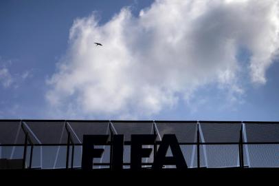 A cloud is seen above the headquarters of international footballs top body FIFA, on May 27, 2015 in Zurich. Swiss policeraided a Zurich hotel to detain six top football officials as part of a US investigation into tens of millions of dollars of bribes paid to sport leaders, Swiss authorities and media reports said.  AFP PHOTO / FABRICE COFFRINIEditoria: SPOLocal: ZurichIndexador: FABRICE COFFRINISecao: SoccerFonte: AFPFotógrafo: STF<!-- NICAID(11447198) -->