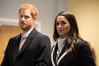 Britains Prince Harry (L) and his fiancee US actress Meghan Markle (R) visit Nechells Wellbeing Centre to join Coach Core apprentices taking part in a training masterclass in Birmingham, central England on March 8, 2018. .Prince Harry and Meghan Markle visited Birmingham to learn more about the work of two projects which support young people from the local community. The Coach Core apprenticeship scheme was designed by The Royal Foundation of The Duke and Duchess of Cambridge and Prince Harry to train young people aged 16 - 24 with limited opportunities to become sports coaches and mentors within their communities. / AFP PHOTO / POOL / Oli SCARFF