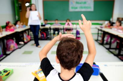 CAXIAS DO SUL, RS, BRASIL, 19/02/2018. Volta às aulas na rede municipal. Conferimos o primeiro dia de aulas na recém inaugurada Escola Municipal de Ensino Fundamental Cidade Nova (EMEF Cidade Nova), na Zona Oeste de Caxias. Na foto, o 1º ano B, da professora Daniele Bastiani. (Diogo Sallaberry/Agência RBS)