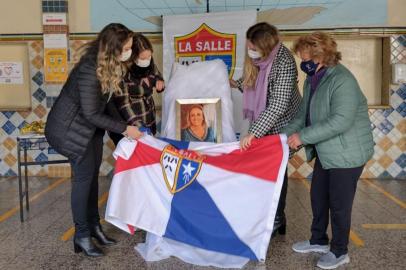 Os bons momentos vivenciados com Maria de Lourdes Mallmann serão lembrados diariamente por quem passar pela lanchonete do Colégio La Salle Caxias a partir desta quinta-feira (1º). Durante a manhã, o local onde a tia do bar alegrava e entusiasmava alunos, professores e funcionários de uma forma única ganhou um quadro para que o sorriso de Maria de Lourdes seja eternizado. Por volta das 9h, um ato simbólico comandado pelo Irmão Lasalista Ivan José Migliorini acompanhado de bençãos do Padre Paulo Gasparetto marcaram a despedida dos mais próximos. <!-- NICAID(14822928) -->