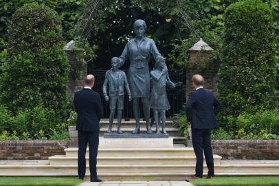 Britains Prince William, Duke of Cambridge (L) and Britains Prince Harry, Duke of Sussex unveil a statue of their mother, Princess Diana at The Sunken Garden in Kensington Palace, London on July 1, 2021, which would have been her 60th birthday. - Princes William and Harry set aside their differences on Thursday to unveil a new statue of their mother, Princess Diana, on what would have been her 60th birthday. (Photo by Dominic Lipinski / POOL / AFP)<!-- NICAID(14822980) -->