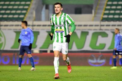 Guilherme Castilho, volante do Juventude, contra o Grêmio<!-- NICAID(14824386) -->