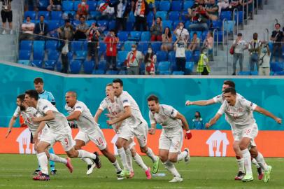 Spains players celebrate after winning during the UEFA EURO 2020 quarter-final football match between Switzerland and Spain at the Saint Petersburg Stadium in Saint Petersburg on July 2, 2021. (Photo by MAXIM SHEMETOV / POOL / AFP)Editoria: SPOLocal: Saint PetersburgIndexador: MAXIM SHEMETOVSecao: soccerFonte: POOLFotógrafo: STR<!-- NICAID(14824504) -->