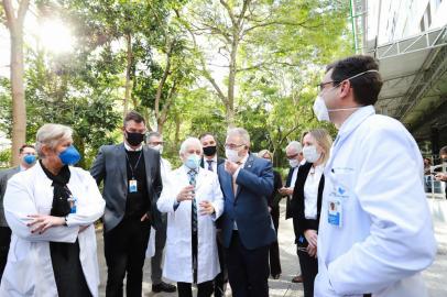 Na segunda visita a Porto Alegre desde que tomou posse, o ministro da Saúde, Marcelo Queiroga, incluiu o Hospital Moinhos de Vento no roteiro e conheceu os projetos que a instituição desenvolve por meio do Programa de Apoio ao Desenvolvimento Institucional do Sistema Único de Saúde (Proadi-SUS). Esses projetos são a contrapartida do hospital para receber o certificado de entidade beneficente de assistência social, que lhe garante imunidade tributária.  <!-- NICAID(14824808) -->