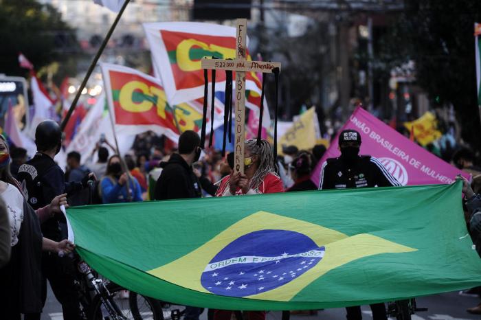 Moradores trancam rua em Caxias do Sul para protestar por falta de