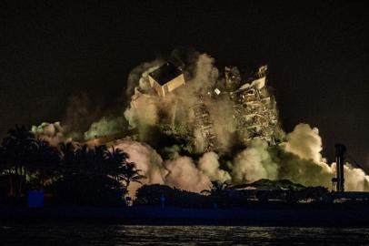 The rest of the Champlain South tower is seen being demolished in Surfside, Florida, north of Miami Beach, late on July 4, 2021. - A controlled explosion brought down the unstable remains of the collapsed apartment block in Florida late on July 4 ahead of a threatening tropical storm as rescuers prepare to resume searching for victims. (Photo by Giorgio VIERA / AFP)<!-- NICAID(14825668) -->