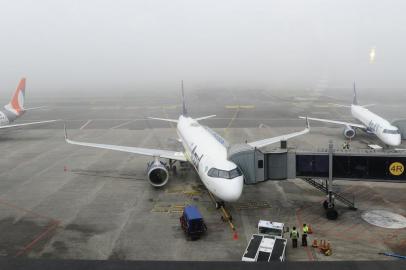 PORTO ALEGRE,RS,BRASIL.2021,07,05.Forte neblina deixa Porto Alegre Airport,fechado para pousos e decolagens, deixando o patio com muitas aeronaves.(RONALDO BERNARDI/AGENCIA RBS).<!-- NICAID(14825788) -->