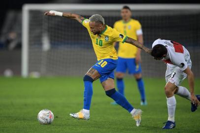 Brazils Neymar (L) and Perus Aldo Corzo vie for the ball during their Conmebol 2021 Copa America football tournament semi-final match at the Nilton Santos Stadium in Rio de Janeiro, Brazil, on July 5, 2021. (Photo by CARL DE SOUZA / AFP)Editoria: SPOLocal: Rio de JaneiroIndexador: CARL DE SOUZASecao: soccerFonte: AFPFotógrafo: STF<!-- NICAID(14826608) -->