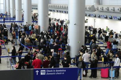 PORTO ALEGRE, RS - 06/07/2021. Neblina causa transtornos no aeroporto Salgado Filho pelo terceiro dia seguido.  Pelo menos dois voos foram cancelados e outros seis apresentavam atrasos durante a manhã. FOTO: Ronaldo Bernardi / Agência RBS.<!-- NICAID(14826830) -->