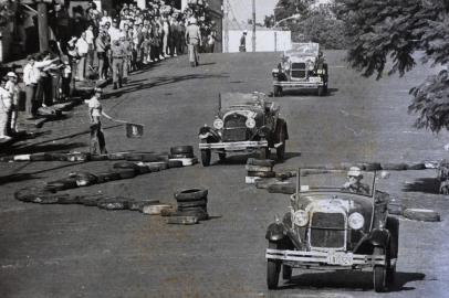 CAXIAS DO SUUL, RS, BRASIL  (11/02/2015) Corrida de calhambaeque 1986. Calhabeques fazem sucesso na Festa da Uva de 1986. O Piloto Delmar Perizzollo chegou em segundo lugar e Sérgio Knob em primeiro lugar. Memória 015. (Roni Rigon/pioneiro)<!-- NICAID(11186706) -->