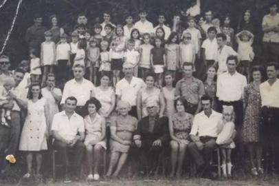 1970. Bodas de Ouro de Luiz Tadiotto e Carmelina PandolfoFilhos do casal da esquerda: Julite Tadiotto (filha), Herculino, José Tadiotto (filho). Do lado direito: ArnidaTadiotto  Demenegre (filha) e Ildo Demenegre, Atras do nonno Luiz Tadiotto e Carmelina Pandolfo, está o Liduino (Bepe)Tadiotto e Amélia Sbardelotto. Isolina Tadiotto Prezzi (filha), Luiz Prezzi e Alterio Prezzi(filho). Lado direito, Maria Tadiotto Demeneghi (filha), Euclides Demeneghi, Alice Tadiotto Dalazen,Balduino Tadiotto(filho), Esterina Tadiotto<!-- NICAID(14826192) -->