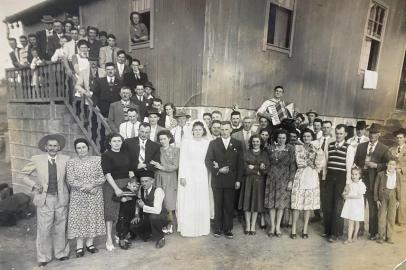 Família de Severino Toigo e Angelina Michelon Toigo. Severino nasceu em 7 de julho de 1921 e completa 100 anos. Na foto, o casamento em 19 de junho de 1948 na comunidade da Linha 40.<!-- NICAID(14826968) -->