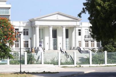 The Presidential Palace is seen on July 7, 2021 in Port-au-Prince, Haiti. - Haiti President Jovenel Moise was assassinated and his wife wounded early July 7, 2021 in an attack at their home, the interim prime minister announced, an act that risks further destabilizing the Caribbean nation beset by gang violence and political volatility. Claude Joseph said he was now in charge of the country and urged the public to remain calm, while insisting the police and army would ensure the populations safety.The capital Port-au-prince as quiet on Wednesday morning with no extra security forces on patrol, witnesses reported. (Photo by VALERIE BAERISWYL / AFP)Editoria: POLLocal: Port-au-PrinceIndexador: VALERIE BAERISWYLSecao: politics (general)Fonte: AFPFotógrafo: STR<!-- NICAID(14827915) -->