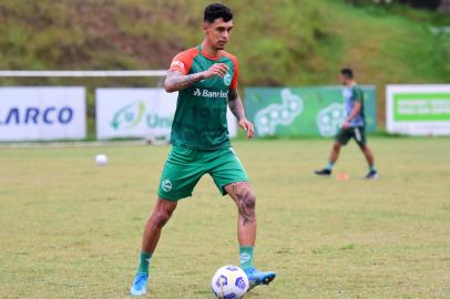 Juventude treina no CT do Vitória antes de jogo contra o Bahia, pelo Campeonato Brasileiro. Na foto, Vitor Mendes.<!-- NICAID(14827498) -->