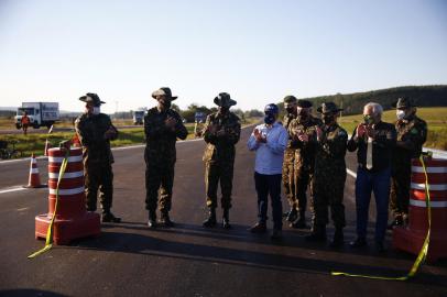 Guaíba RS, BRASIL,  07/07/2021- Comandante do Exército entrega trecho duplicado da rodovia(BR-116, entre Guaíba e Tapes, km 340). Foto: Félix Zucco/ Agencia RBS<!-- NICAID(14828386) -->