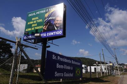 GARIBALDI, RS, BRASIL, 08/07/2021 - Apoiadores de Bolsonaro instalam outdoor de boas vindas ao presidente, as margens da BR 470, que  é também a maior demanda que será levada ao chefe do executivo. (Marcelo Casagrande/Agência RBS)<!-- NICAID(14829127) -->