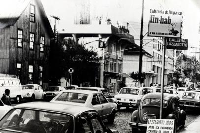 Caxias Antigo. Memória  013. Na foto, trecho da avenida Julio de Castilhos, com rua Garibaldi, em 12 de maio de 1985. Investimento Imobiliário.<!-- NICAID(9412522) -->