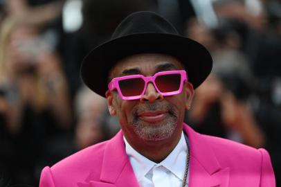 US director and Jury President of the 74th Cannes Film Festival Spike Lee arrives for the opening ceremony and the screening of the film Annette at the 74th edition of the Cannes Film Festival in Cannes, southern France, on July 6, 2021. (Photo by CHRISTOPHE SIMON / AFP)<!-- NICAID(14830505) -->