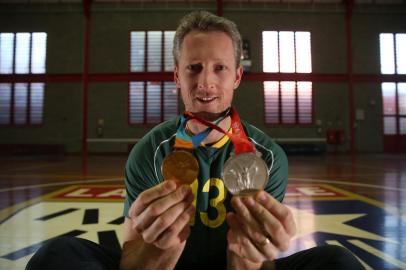 CANOAS ,RS,BRASIL,10-04-2015 -Ex-jogador de vôlei com suas medalhas e credenciais olímpicas, para pauta em que ele sugere pacotes de ingressos para o Rio 2016. (FOTO: DIEGO VARA / AGENCIA RBS )Indexador: Diego Vara<!-- NICAID(11328430) -->