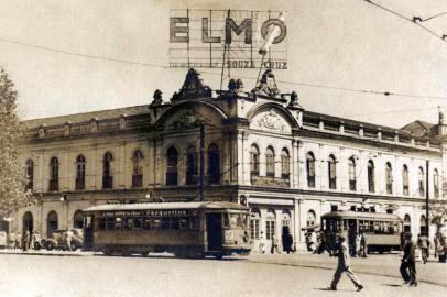 Foto do Mercado Público em 1940 com grande painel de propaganda dos cigarros Elmo, da Cia Souza Cruz.E o bonde da Carris com propaganda da Cêra Parquetina.<!-- NICAID(11258558) -->