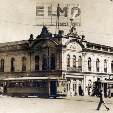 Foto do Mercado Público em 1940 com grande painel de propaganda dos cigarros Elmo, da Cia Souza Cruz.E o bonde da Carris com propaganda da Cêra Parquetina.<!-- NICAID(11258558) -->