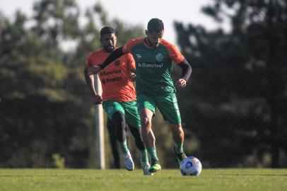 Juventude treina antes de confronto com Atlético-GO, pela 11ª rodada do Campeonato Brasileiro. Na foto, Elton e Capixaba.<!-- NICAID(14831107) -->