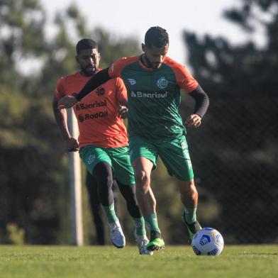 Juventude treina antes de confronto com Atlético-GO, pela 11ª rodada do Campeonato Brasileiro. Na foto, Elton e Capixaba.<!-- NICAID(14831107) -->