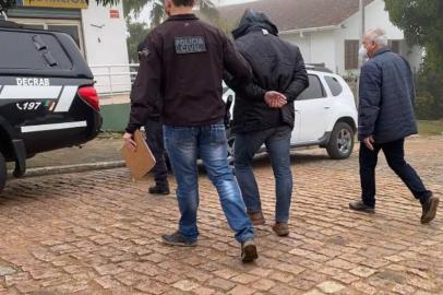 A Polícia Civil prendeu dois homens na manhã desta sexta-feira (9) em Formigueiro, na Região Central, durante a segunda fase da Operação Armado. A ação tem como objetivo apreender animais bovinos com origem de negociações de compra e venda fraudulentas. Um servidor público da Secretaria Estadual de Agricultura, Pecuária e Desenvolvimento Rural e um corretor de gados foram presos preventivamente. Eles são investigados por participação no golpe. <!-- NICAID(14831188) -->