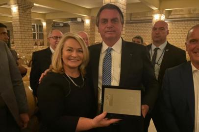 Setor moveleiro entrega placa a Bolsonaro em jantar na SerraPresidente também foi convidado para participar da FIMMA e da MovelsulDurante encontro com empresários do setor vitivinicola e moveleiro, o presidente Jair Bolsonaro (Sem Partido) recebeu uma placa de agradecimento. O encontro ocorreu na Vinícola Miolo, em Bento Gonçalves. O presidente veio a cidade depois de participar da abertura da Feira do Grafeno em Caxias do Sul.Ele recebeu o presente das mãos da presidente da Associação Brasileira das Indústrias do Mobiliário (Abimóvel), Maristela Cusin Longhi.<!-- NICAID(14831260) -->