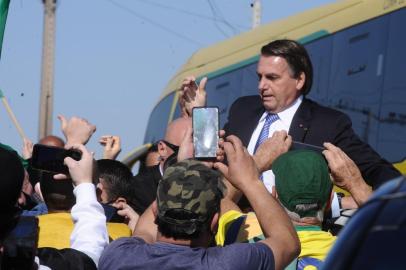 CAXIAS DO SUL, RS, BRASIL, 09/07/2021 - Apoiadores de Bolsonaro e vendedores ambulantes esperam no aeroporto.(Marcelo Casagrande/Agência RB)<!-- NICAID(14830334) -->