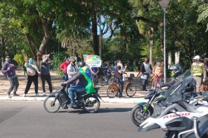 Motociata em apoio a Jair Bolsonaro enfrenta protestos ao longo do trajeto em Porto Alegre. Próximo a feiras e parques, motociclistas ouviram protestos e xingamentos contra o presidente.Foto: Caue Fonseca/Agência RBSPróximo a feiras e parques, motociclistas ouviram protestos e xingamentos contra o presidente.Foto: Caue Fonseca/Agência RBS<!-- NICAID(14831494) -->