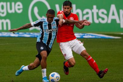 Jogadores do Internacional e Grêmio tentam lance durante partida pelo grenal.Foto: Jefferson Botega/Agência RBSIndexador: Jeff Botega<!-- NICAID(14831582) -->